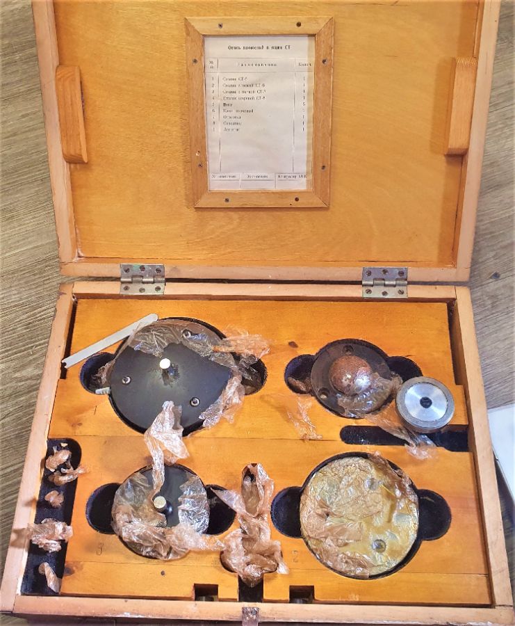 Ящик СТ с описью
Внутри вложены инструменты для починки или полировки деталей.
Опись:
1) Столик СТ-5
2) Столик плоский СТ-6
3) Столик с пяткой СТ-7
4) Столик шаровой СТ-8
5) Винт (6 шт)
6) Ключ торцовый
7) Отвертка
8) Описание
9) Аттестат  