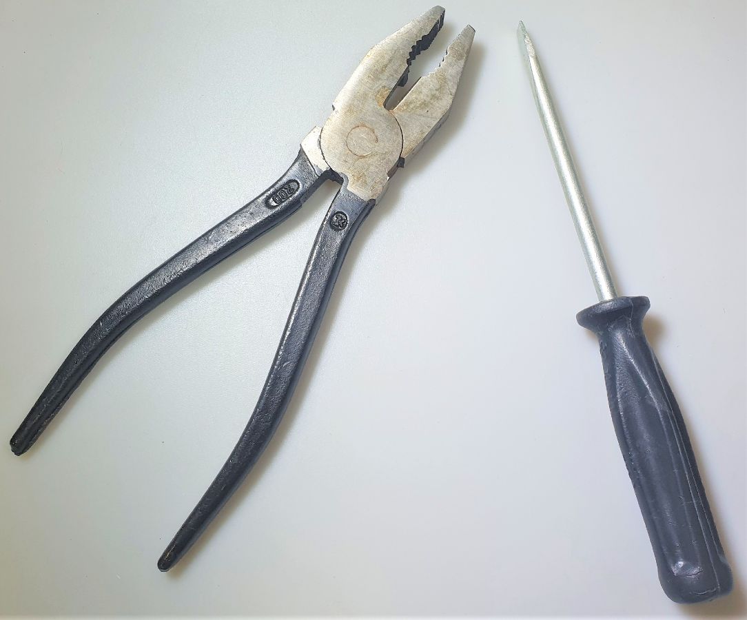 Плоскогубцы и отвертка