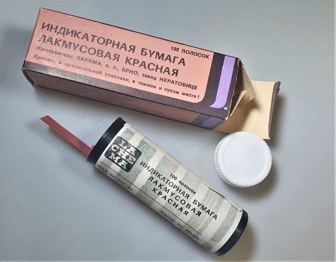 Индикаторная лакмусовая бумага красного цвета для определения уровня кислотности вещества 