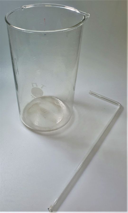 Стеклянная колба стакан и стеклянная трубочка 